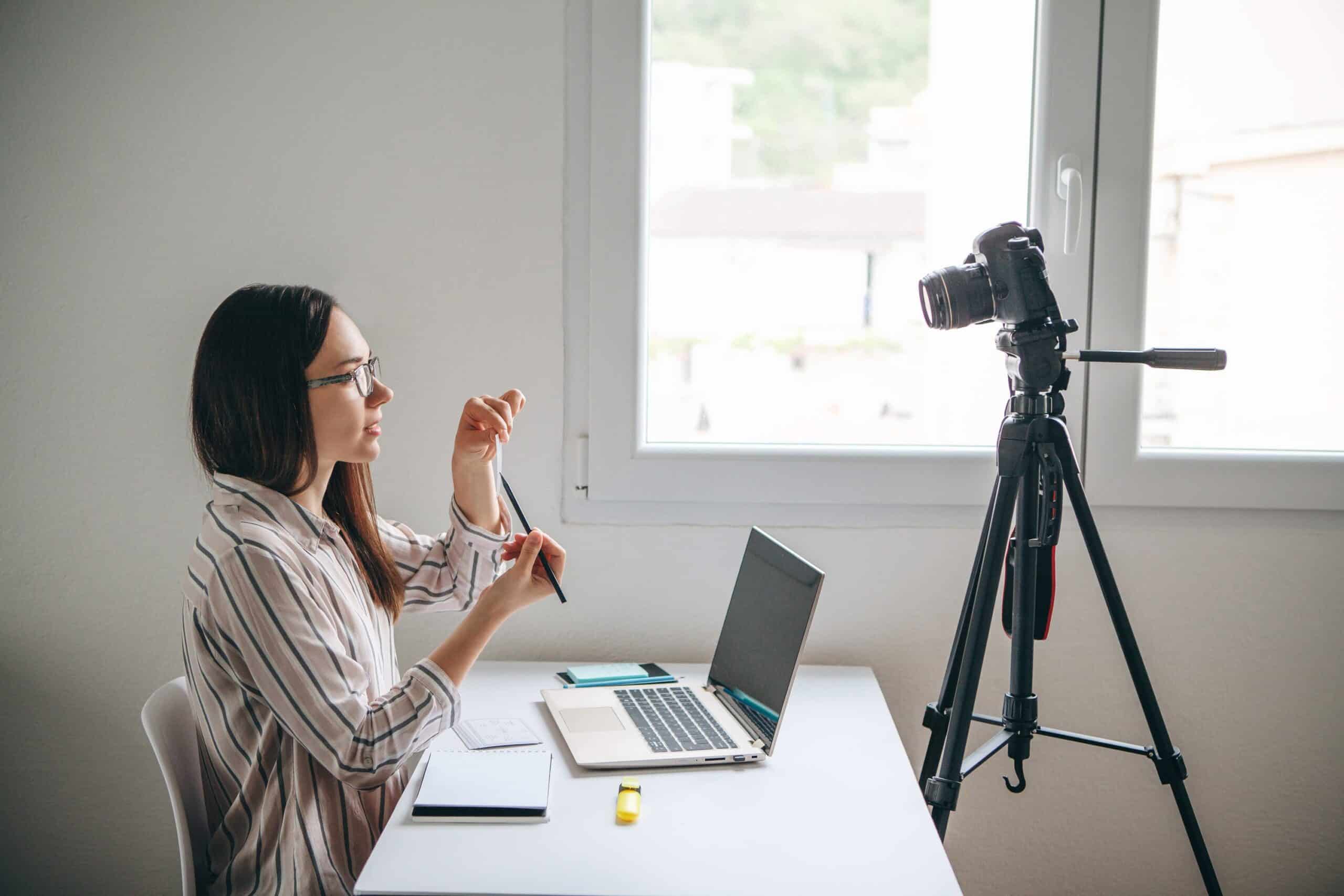 Video write. Девушка записывает видео. Блогер записывает видео. Учитель записывает. Блогерзаписывает видео.